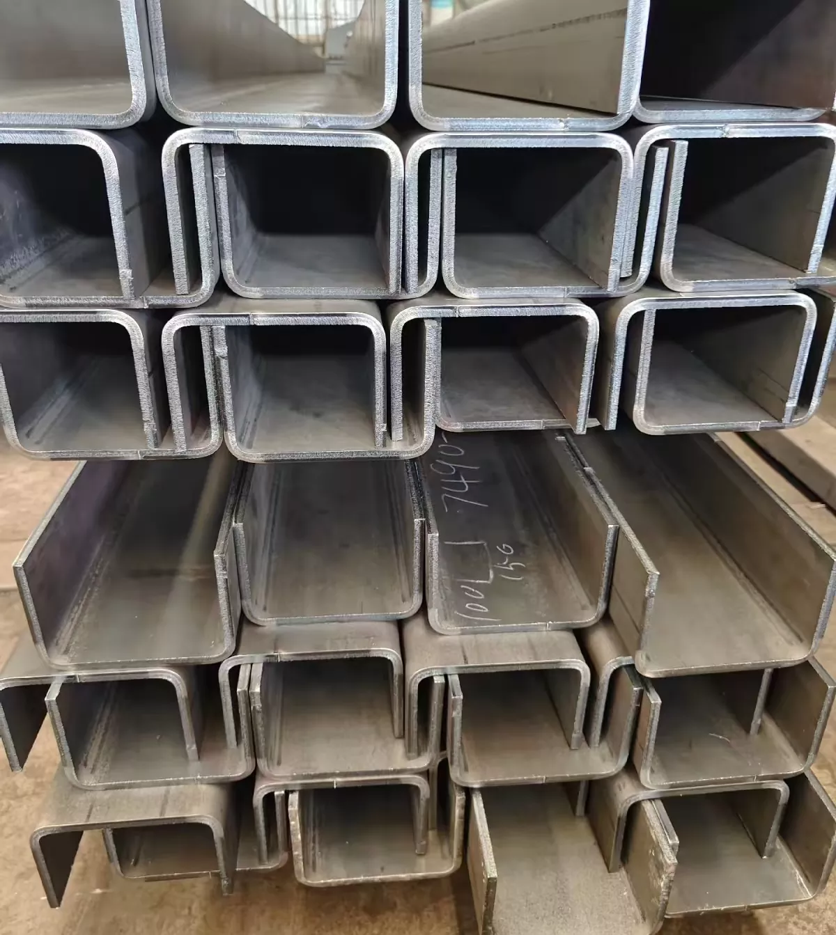 U-образный стальной канал